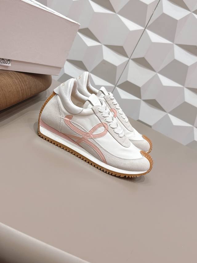 出厂: 情侣 独家顶级版本 长期做货 DDD Loewe罗意威德2026Vs四季经典情侣德训休闲系列 DDD 情侣拼色德训鞋 DDD 全网最快购入原版开发，穿几