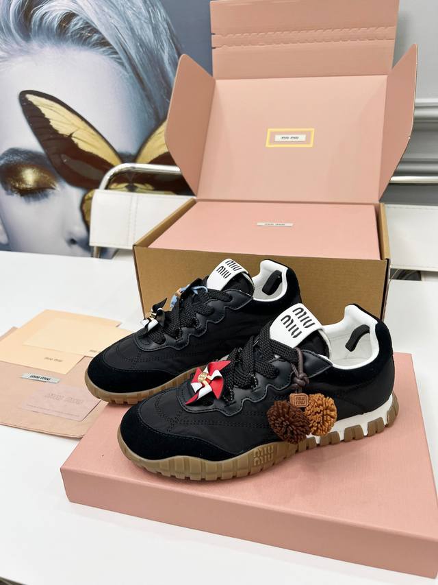 上线、Miumiu 德训鞋！ DDD Miumiu 德顺鞋 Ins穿搭时尚 Miu缪女孩特定专属 DDD 每个色系都有它独有的味道 DDD 简单随意不羁 复古颜