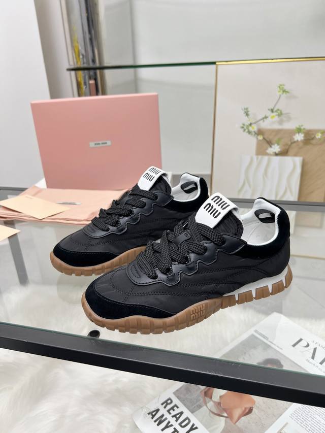 Miu Miu 25Ss 春夏新款走秀Miumiu 德训 休闲鞋秀场工艺来自Miu Miu系列的细节特写 新季的潮流此刻挚爱的概念，多元对撞，传达现代风格~ 怎