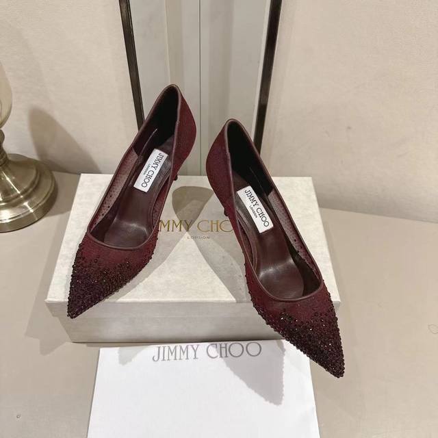 Jimmychoo又一款网纱细钻尖头细高跟水晶气质性感鞋出大货啦！ DDD 最近被这双酒红色尖头细高跟种草，尖头设计显脚小，走起路来超有气场～ DDD 搭配裙子