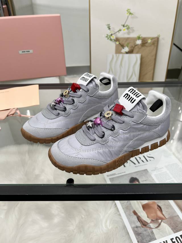 Miu Miu 25Ss 春夏新款走秀Miumiu 德训 休闲鞋秀场工艺来自Miu Miu系列的细节特写 新季的潮流此刻挚爱的概念，多元对撞，传达现代风格~ 怎