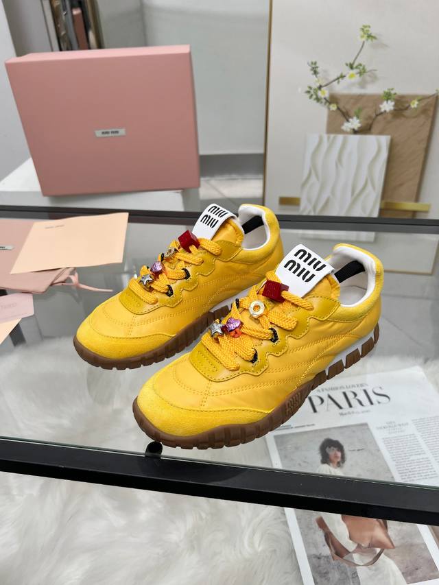 Miu Miu 25Ss 春夏新款走秀Miumiu 德训 休闲鞋秀场工艺来自Miu Miu系列的细节特写 新季的潮流此刻挚爱的概念，多元对撞，传达现代风格~ 怎