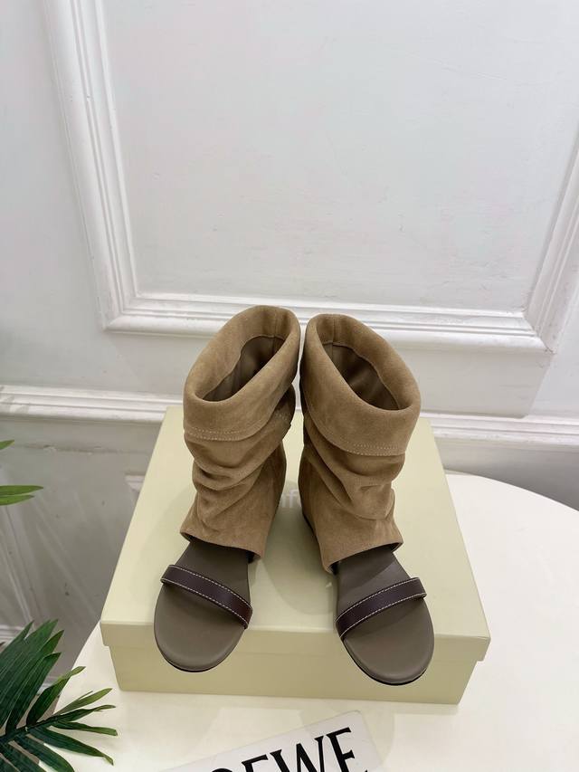 Unfolio 26 春夏新品复古堆堆靴 凉靴 DDD DDD 作为这两年最受欢迎的鬼才设计师品牌，设计简单、奢华的质感让你爱不释手 不想满大街撞款的可以看看这