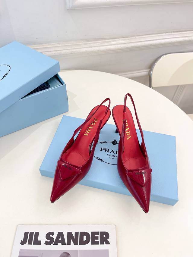 Prada 普拉达 26 DDD 专柜走秀款Saffiano尖头压纹漆皮露跟凉鞋系列 DDD 鞋面：高定制压纹牛漆皮 DDD 内里：进口水染羊皮 DDD 大底：