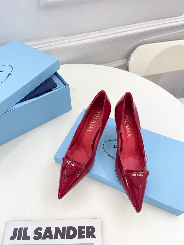 Prada 普拉达 26 DDD 专柜走秀款尖头凉鞋系列 DDD 鞋面：高定制开边珠面料 DDD 内里：进口水染羊皮 DDD 大底：原版意大利真皮大底 DDD
