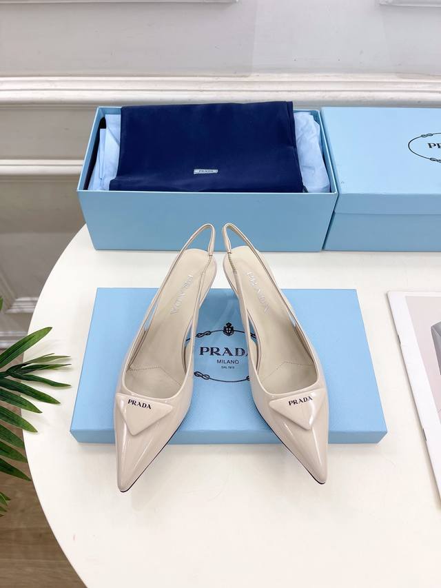 Prada 普拉达 26 DDD 专柜走秀款尖头凉鞋系列 DDD 鞋面：高定制牛漆皮面料 DDD 内里：进口水染羊皮 DDD 大底：原版意大利真皮大底 DDD