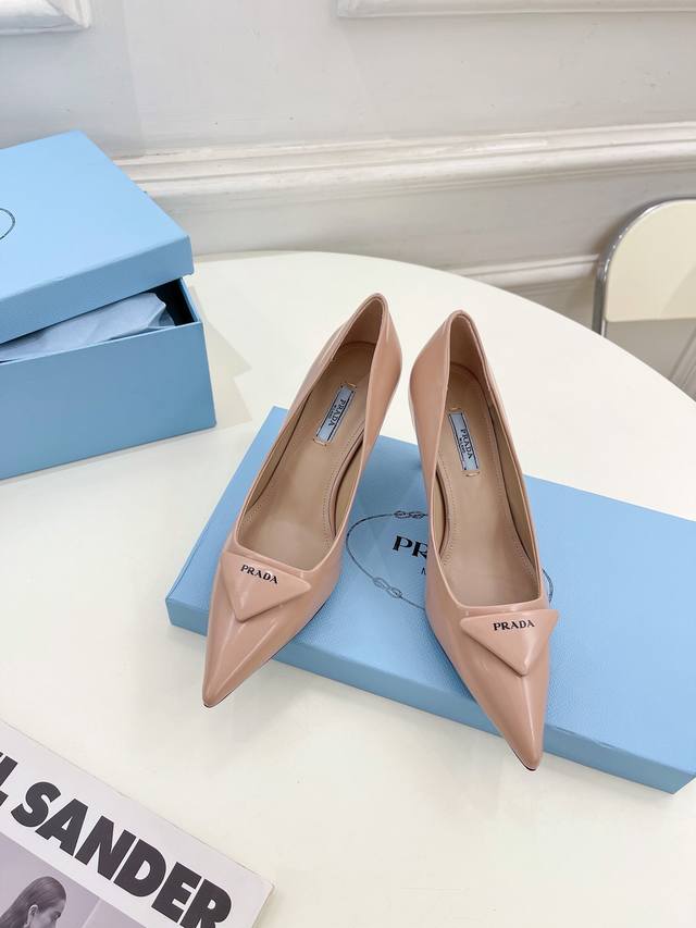 Prada 普拉达 26 DDD 专柜走秀款尖头单鞋系列 DDD 鞋面：高定制开边珠面料 DDD 内里：进口水染羊皮 DDD 大底：原版意大利真皮大底 DDD