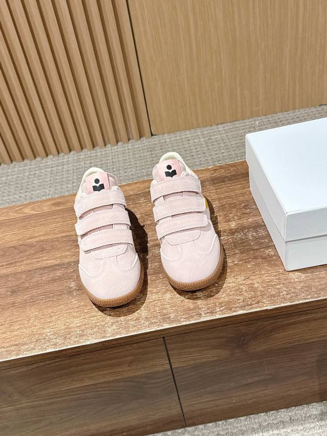 Isabel Marant 伊莎贝尔26Ss复古运动风魔术贴运动鞋 DDD 采用复古德训鞋廓形，鞋头圆润且鞋身线条流畅，融合复古运动风格与法式休闲感；鞋面以多道