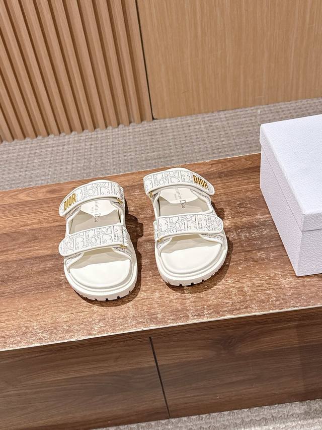 Christian Dior 迪奥最新火爆凉鞋 经典升级魔术贴凉拖鞋 原版复刻 超耐看超百搭款 上脚非常舒适 显瘦又显白 鞋面原版牛皮 羊皮里 原版D五金扣 原