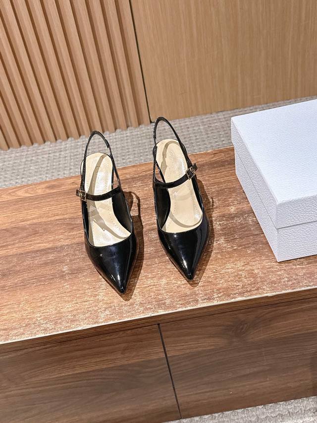 Christian Dior 迪奥26Ss早春新款方头后空低跟玛丽珍鞋 DDD 将复古方头玛丽珍鞋的经典轮廓与后空设计结合，方头弱化甜美元素，后空增添灵动性，打