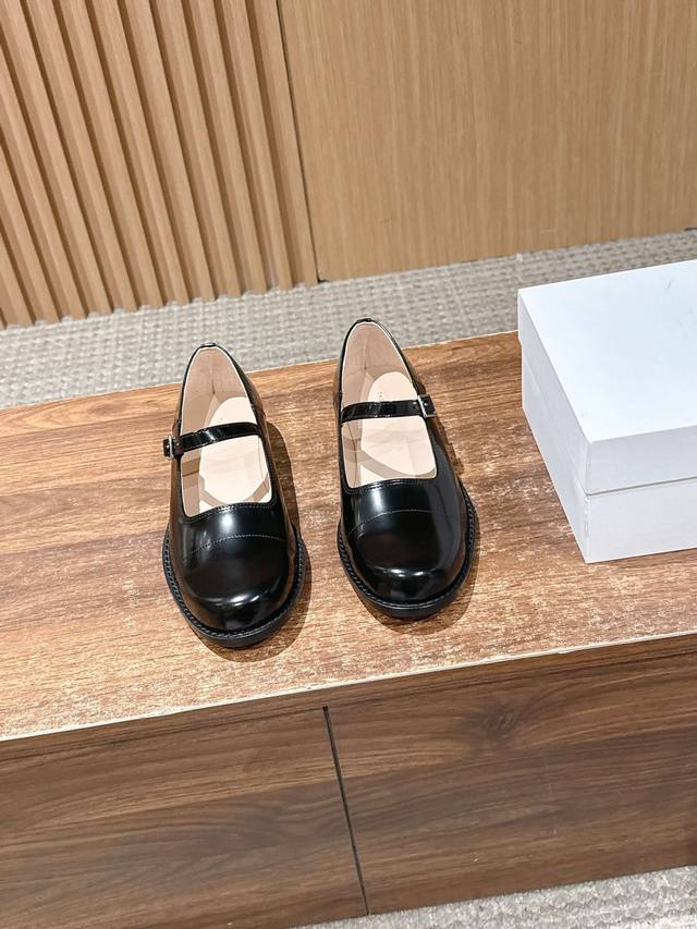 莞产 The Row 最新款方跟学院风玛丽珍单鞋 DDD 据说这是本年度最美丽的玛丽珍奶，法式优雅气质在线、高级又时髦，可盐可甜，文艺又气质！无论是搭配短裙配短