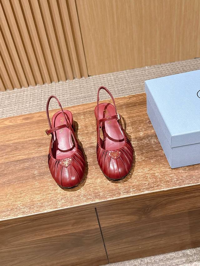 Prada 普拉达26Wf早春新品复古 DDD 三角标褶皱粗跟玛丽珍鞋 DDD 当米兰1913的经典基因邂逅复古浪潮 DDD 这双玛丽珍鞋以三角徽标为钥 解锁跨
