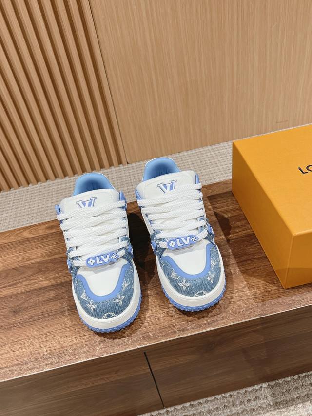 情侣码 Louis Vuitton 路易威登Collection时尚秀场穿搭灵感 加肥加大 的Lv Trainermaxi 有变更酷吗？ DDD 独家专模 重金