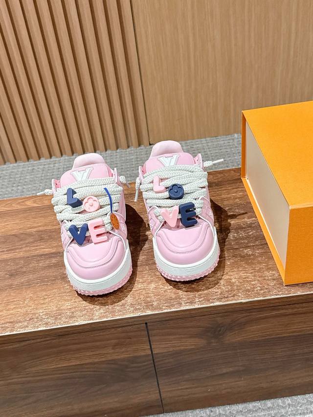 限女码 Louis Vuitton 路易威登Collection时尚秀场穿搭灵感 加肥加大 的Lv Trainermaxi 有变更酷吗？ DDD 独家专模 重金