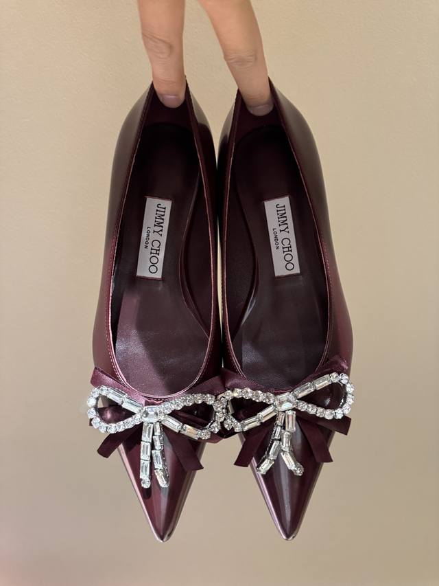 Jimmy Choo26Wf早春新品尖头 DDD 水钻蝴蝶结粗跟单鞋 DDD 当复古优雅与摩登闪耀撞个满怀 DDD 鞋头缀以手工镶嵌的捷克水钻蝴蝶饰结 DDD