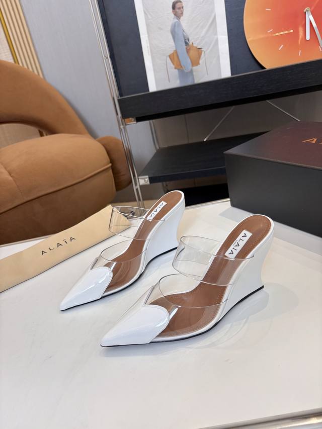 Price: DDD 品 牌：Alaia DDD Alaia阿莱雅尖头高跟拖鞋！无数的名设计师都把他看作“Designer Of Designers”更影响着很