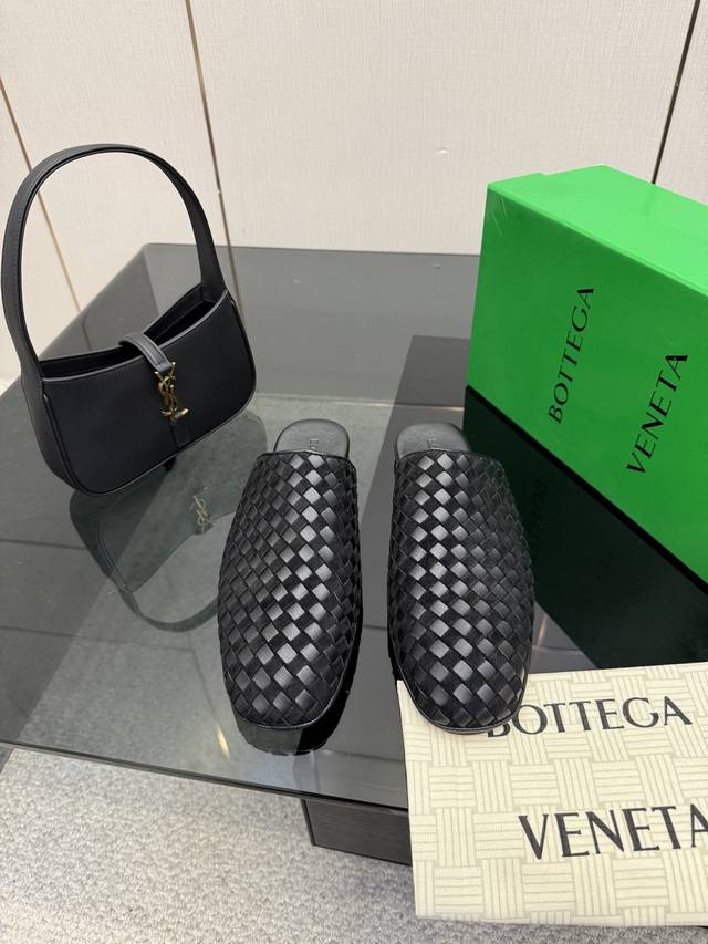 拖鞋女款 男款 DDD Bv半拖 DDD 这款经典款 简直Bv最新天花板啦 DDD 双色彩色百搭 DDD DDD 简约一块皮7毫米抽条 DDD 手工编织而成 高