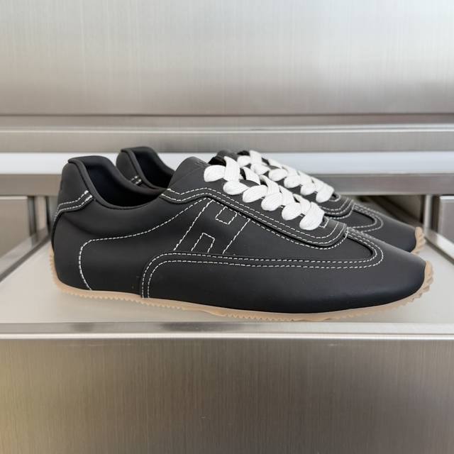 顶级版本：女款 DDD Hermes爱马仕 H家 Master系列 休闲 运动鞋 小白鞋 DDD 柔软小牛皮运动鞋，搭配纤薄鞋底 打造复古简约风格 包含第二副鞋
