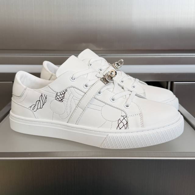 顶级版本：男款 DDD Hermes爱马仕 H家 Day系列 Kelly扣 休闲 运动鞋 小白鞋 DDD 小牛皮运动鞋，搭配功能性Kelly鞋扣。 DDD 打造