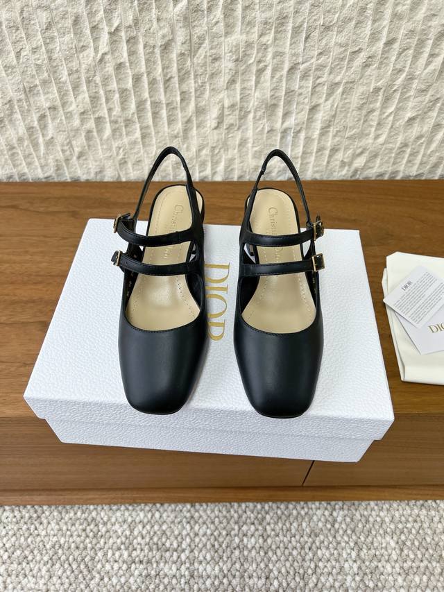 G099 配官网飞机盒 DDD Dior 迪奥 26Ss早春新款 D-Icon露跟 五金扣 玛丽珍 凉鞋 DDD 这款 Icon露跟向的高订精神致敬。黑色褶皱漆
