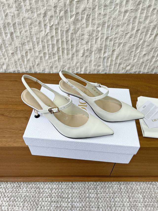 G099 配官网飞机盒 DDD Dior 迪奥 26Ss早春新款 D-Icon露跟 五金扣尖头 高跟 凉鞋 DDD 这款 Icon露跟向的高订精神致敬。黑色褶皱