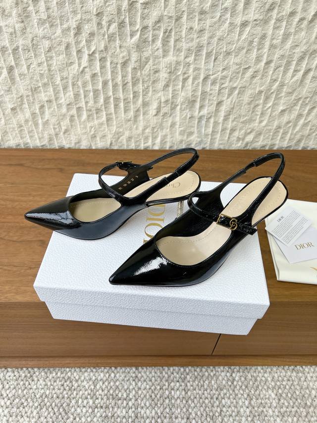 G099 配官网飞机盒 DDD Dior 迪奥 26Ss早春新款 D-Icon露跟 五金扣尖头 高跟 凉鞋 DDD 这款 Icon露跟向的高订精神致敬。黑色褶皱