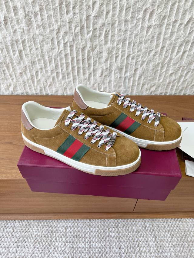 G297 Gucci 古驰 26Ss早春新款 情侣款 小白鞋 休闲鞋 DDD 自问世以来，Ace系列运动鞋已成为品牌叙事的主角之一。全新系列呈现特色低帮设计，搭