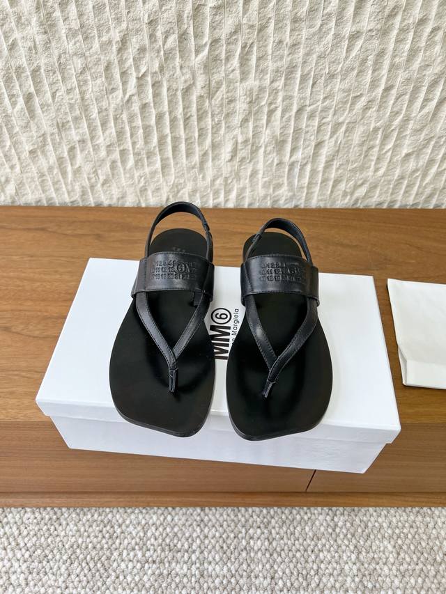 G279 Maison Margiela 马吉拉 26Ss早春新款 人字拖 后绊带 凉鞋 DDD 打破传统人字拖的圆润版型，采用方头+夹脚+后绊带设计，后绊带可