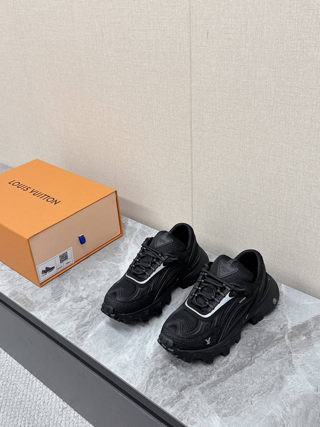 Louis Vuitton路易威登 驴牌春夏最新款 运动鞋 DDD 超多明星网红种草 原版购入开发 运动鞋融合网格面料和饰带等科技材质，演绎传统登山鞋的灵感启发