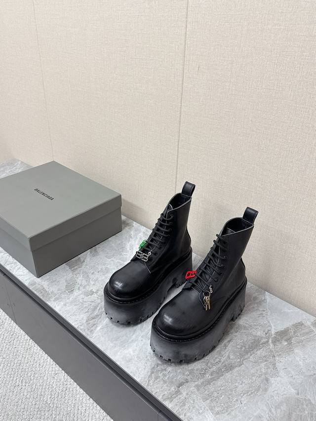 Balenciaga巴黎世家最新款Strike女士厚底皮鞋 短靴 超多明星时尚博主种草 复古工艺雾化做旧效果 鞋跟后饰以Bb标识压纹 鞋面做旧抛光处理 质感上乘