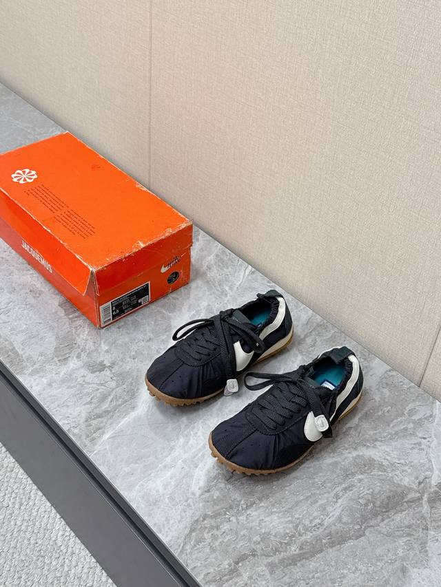 Jacquemus X Nike 耐克Moon Shoe联名款 情侣款 德训鞋 DDD 超多明星网红种草 法国品牌Jacquemus与Nike联名Moon Sh
