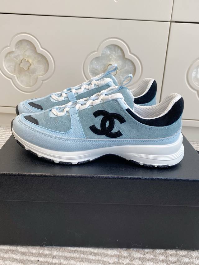 Chanel 小香 2026最新新款厚底运动鞋 DDD 今年必定火爆的的运动鞋，百搭轻便舒适度极高，秀气不显臃肿，整体楦型细节都无敌了 DDD 采用原版定制小牛