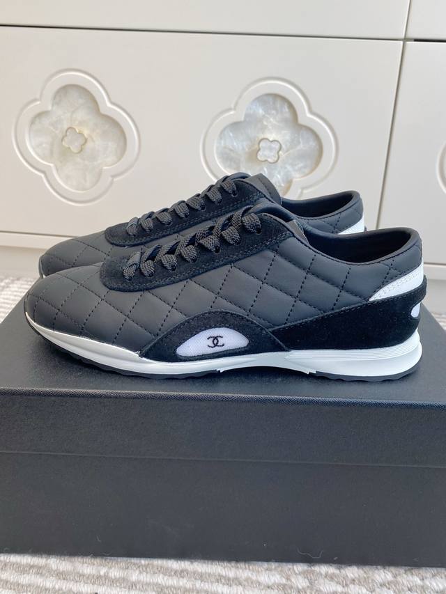 Chanel 小香 2026 早春新款德训球鞋 运动鞋 DDD 今年新款的网球鞋仍就是极简风的款式 这款小众的球鞋设计真的很百搭 小香经典菱形格搭配简约的鞋型真