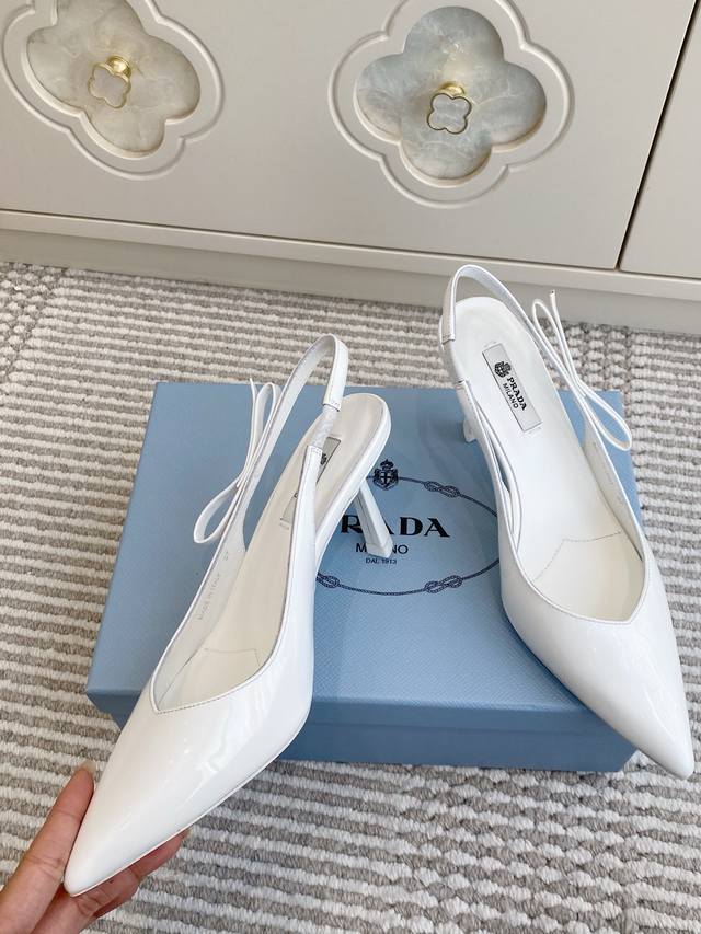 Prada普拉达2026走秀款蝴蝶结尖头后空单鞋 DDD 顶级品质 DDD 这款高跟鞋配有逗号跟，鞋履重释Prada往昔的设计元素，用橡胶鞋底环绕鞋面，营造出融