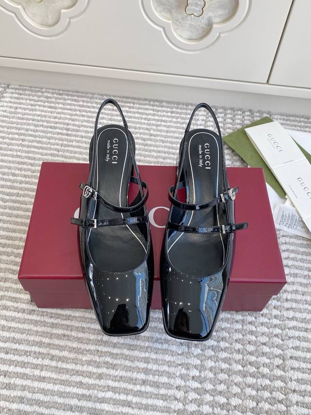 顶级Gucci新款26Wf双G扣粗跟方头后空凉鞋 DDD 简直是时尚圈的一颗重磅炸弹 DDD 方头设计复古又时髦完美修饰脚型 DDD 标志性的Gg装饰是这双鞋的