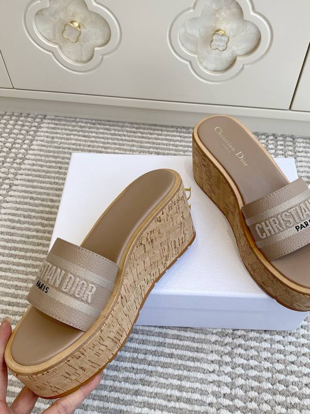Dior迪奥 26New Arrival～木纹厚底坡跟拖鞋 DDD D家厚底拖鞋，简约大气，鞋面荔枝纹牛皮 搭配3D刺绣 Christiandior 标志，品牌