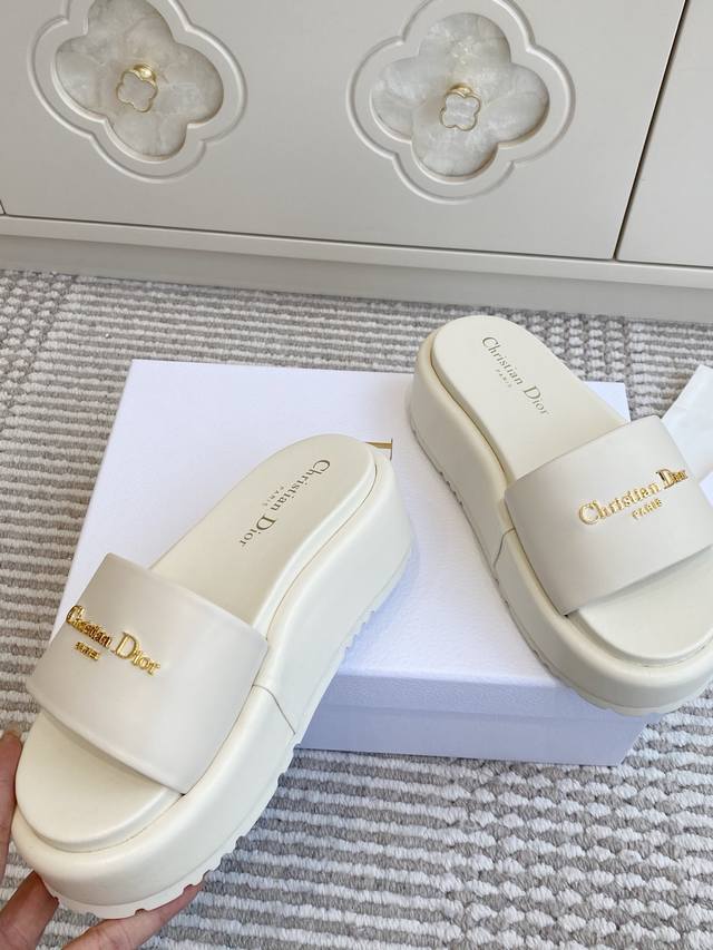 Dior迪奥 26New Arrival～厚底松糕拖鞋 DDD D家厚底拖鞋，简约大气，鞋面为光滑皮革，搭配金色 Christiandior 标志，品牌感满满。
