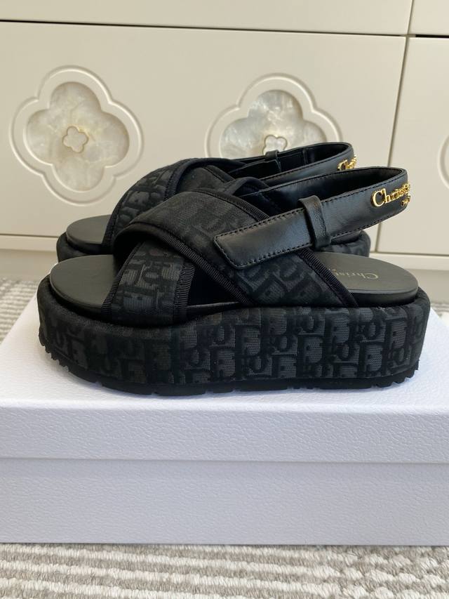 Dior迪奥 26New Arrival厚底D字交叉带凉鞋 DDD D家厚底拖鞋，简约大气，鞋面定制老花面-搭配金色 Christiandior 标志，品牌感满