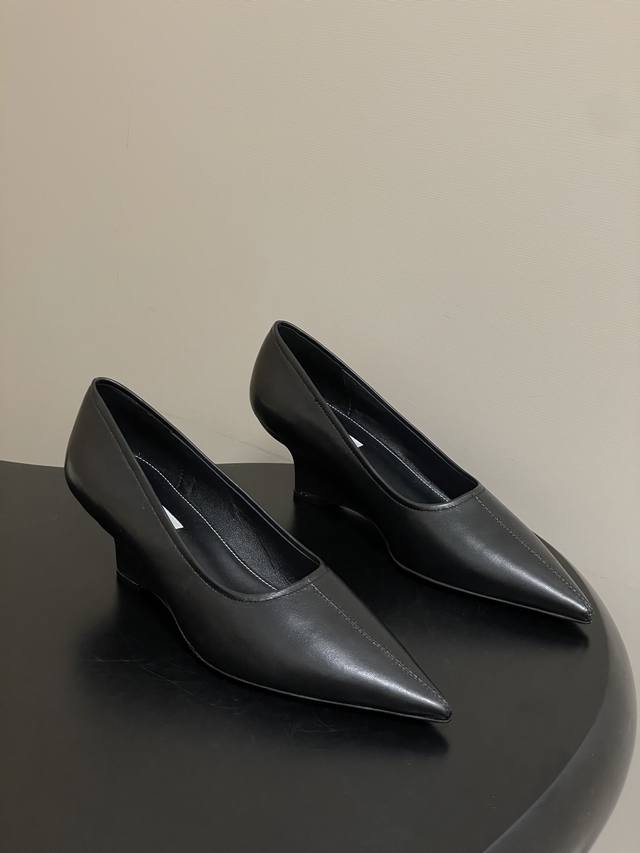 DDD Toteme 26Ss春夏新款 复古坡跟尖头单鞋极简风高跟鞋 DDD 鞋面选用细腻的哑光皮革，触感柔软且质感高级；鞋身无多余装饰，仅以简洁的车线工艺勾勒