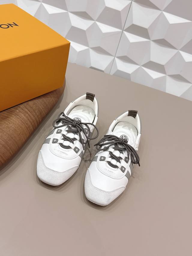 出厂: 顶级独家首发 DDD Lv26Vs早春爆款球鞋，全新升级穿上就是时髦精 DDD 这款 Footprint Soccer 运动鞋于2025春夏系列时装展中