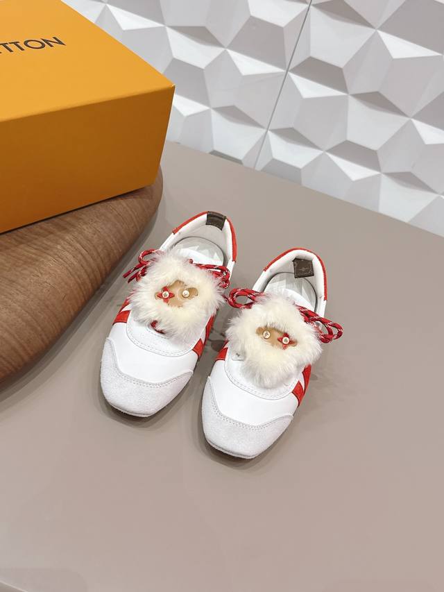 出厂: 毛扣 顶级独家首发 DDD Lv26Vs早春爆款球鞋，全新升级穿上就是时髦精 DDD 这款 Footprint Soccer 运动鞋于2025春夏系列时