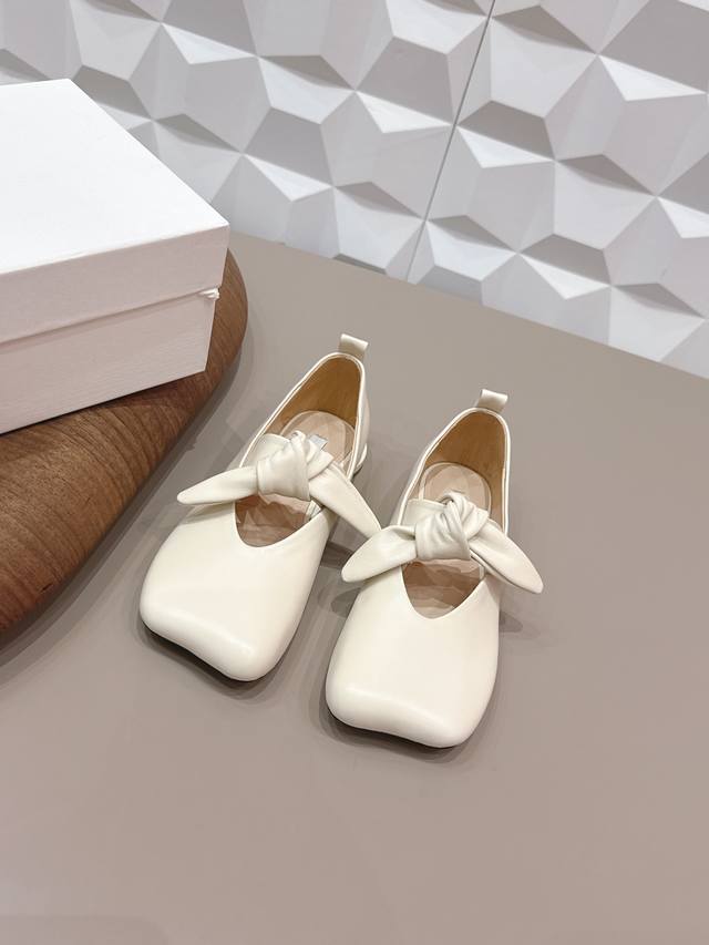 出厂: 独家顶级版本 DDD The Row小众潮牌26Vs早春新款乐福单鞋系列 DDD 蝴蝶结乐福单鞋 DDD 原版一比一打造舒适度、包裹性都比较好。个性十足