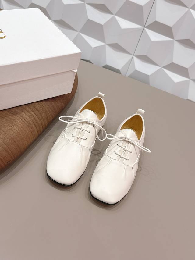 出厂: 独家顶级版本 DDD The Row小众潮牌26Vs早春新款乐福单鞋系列 DDD 折皱乐福单鞋 DDD 原版一比一打造舒适度、包裹性都比较好。个性十足，