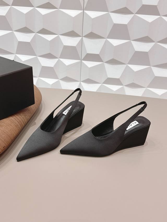 出厂： 独家顶级版本 DDD Alaia小众2026Vs早春最新爆款单鞋系列 DDD 尖头坡跟单鞋 DDD 阿莱娅还有另外性感的一面 配上不同款式，不同风格都能