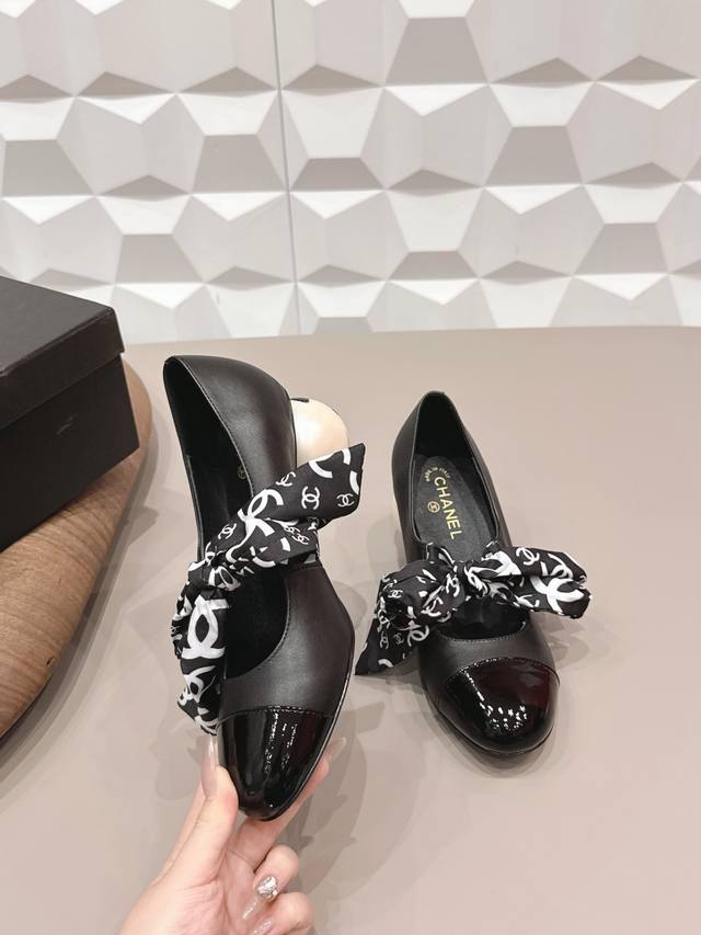 出厂: 独家顶级版本 DDD Chane*L小香2026Vs早春专柜最新单鞋系列 DDD 圆头珍珠跟单鞋 DDD 香奈儿女士钟爱简约又难以抗拒系 搭配展现与众不