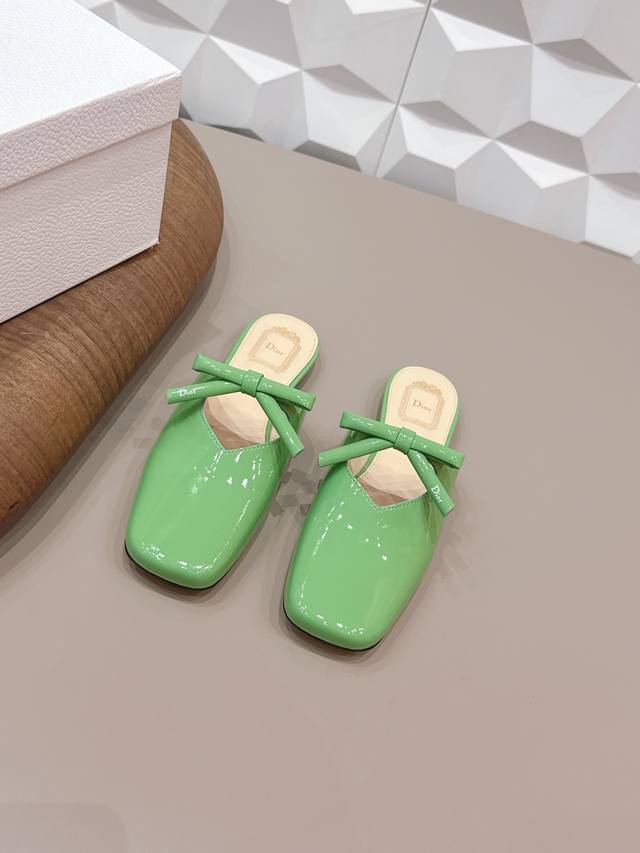 出厂： 独家顶级版本 DDD Dior迪奥26Vs早春时装单鞋系列 DDD 方头蝴蝶结单鞋 DDD 简约超级百搭. 上脚完美奢华，可任意搭配，春夏服饰. 脚感更