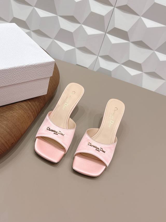 出厂： 独家顶级版本 DDD Dior迪奥26Vs早春时装凉鞋系列 DDD 方头高跟凉拖 DDD 简约超级百搭. 上脚完美奢华，可任意搭配，春夏服饰. 脚感更是
