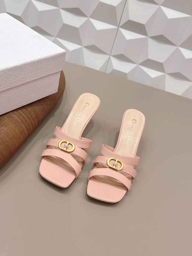 出厂： 独家顶级版本 DDD Dior迪奥26Vs早春时装凉鞋系列 DDD 方头高跟凉鞋 DDD 简约超级百搭. 上脚完美奢华，可任意搭配，春夏服饰. 脚感更是