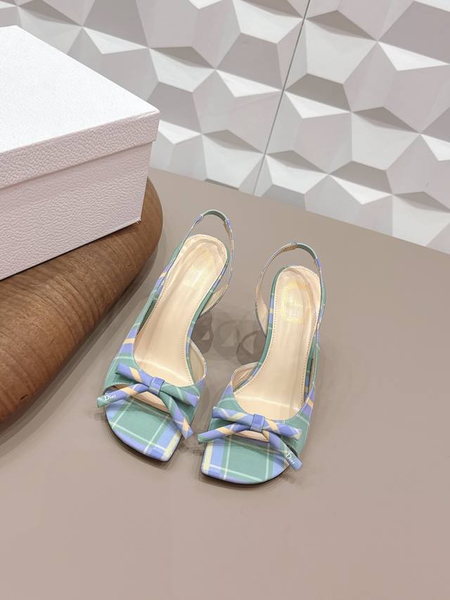 出厂： 独家顶级版本 DDD Dior迪奥26Vs早春时装凉鞋系列 DDD 蝴蝶结高跟凉鞋 DDD 简约超级百搭. 上脚完美奢华，可任意搭配，春夏服饰. 脚感更