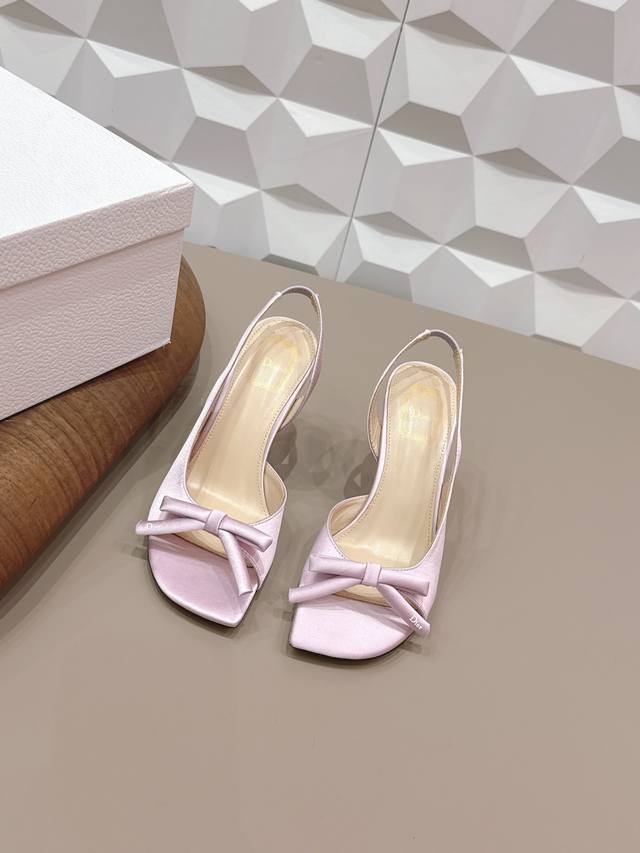 出厂： 独家顶级版本 DDD Dior迪奥26Vs早春时装凉鞋系列 DDD 蝴蝶结高跟凉鞋 DDD 简约超级百搭. 上脚完美奢华，可任意搭配，春夏服饰. 脚感更